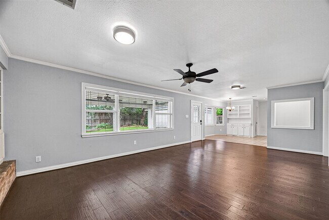 Building Photo - 811 Thicket Ln