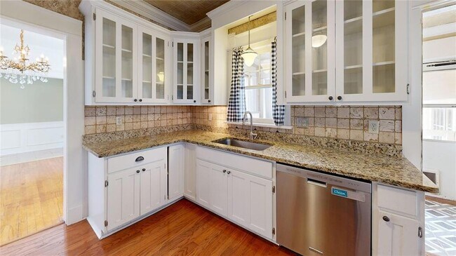 Building Photo - 609 N Ash St