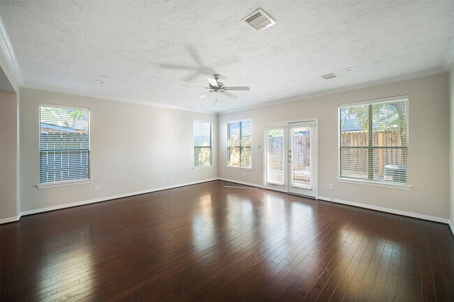 Building Photo - 1426 Nashua St
