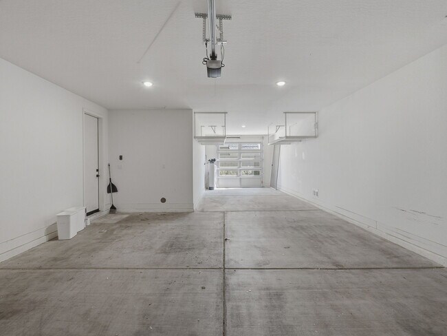 Building Photo - 4910 S Tune