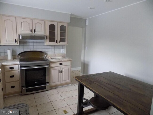 Building Photo - 313 Glenville Rd