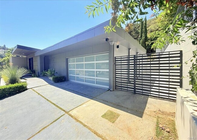 Building Photo - 1801 Roscomare Rd