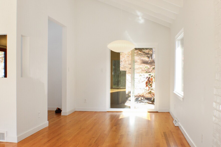 Building Photo - 21 Woodbury Rd