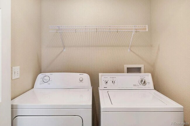 Building Photo - Bright Open-Concept Condo with 1-Car Garage in Prime Commuter Location