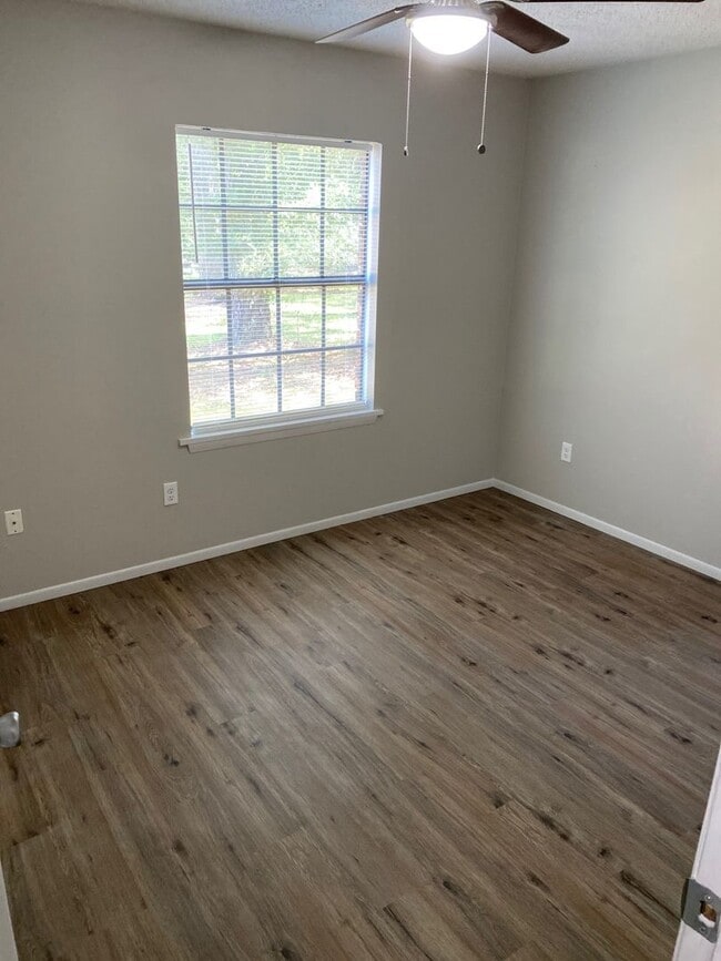 Building Photo - Minutes from SLU!