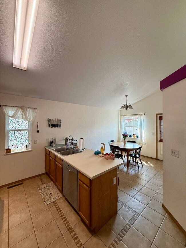 Building Photo - Pet-Friendly 2BR/2BA in Peaceful Canyon Creek Neighborhood