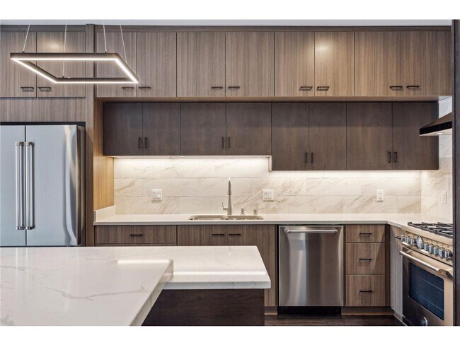 Building Photo - 253 Lake St E