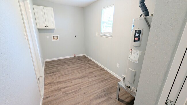 Oversized laundry room. - 37438 Meadowview Dr