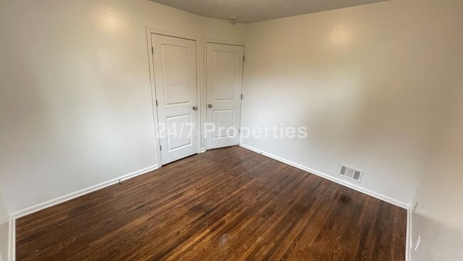 Building Photo - Spacious 4 BD | 2 BA with Backyard - Glads...
