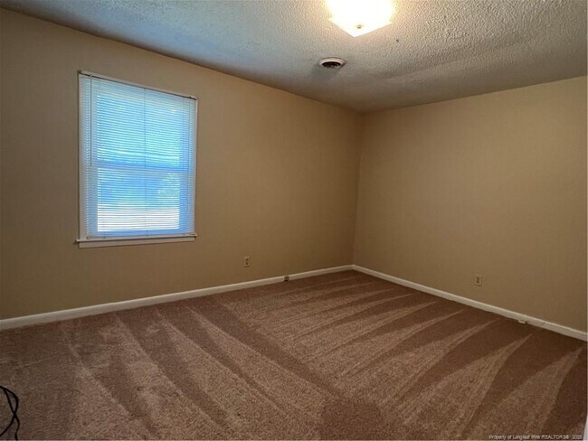 Building Photo - 5675 Livingston Dr