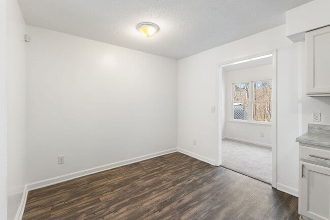 Building Photo - Updated 2-bedroom, 1.5-bath townhome in Winston-Salem