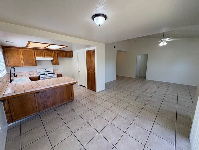Building Photo - Cozy Home On Spacious Lot In Tulare Available Now!