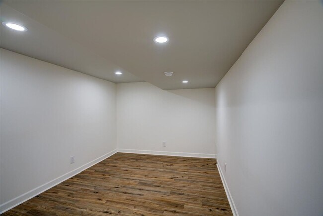 Building Photo - 714 N Meadow Ln