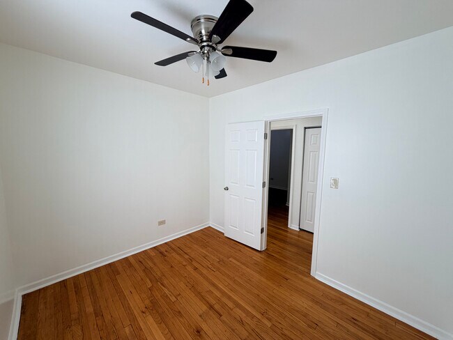 Building Photo - 1322 W 57th St