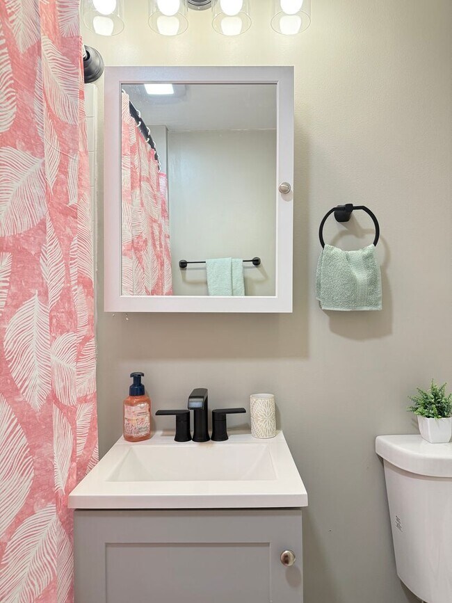 Building Photo - Renovated 4-bedroom 2 full bath, SINGLE FAMILY HOME!!!