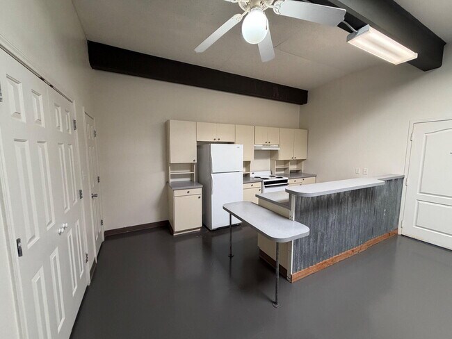 Building Photo - 1619 University Ave