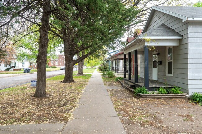 Building Photo - 226 S Millwood Ave