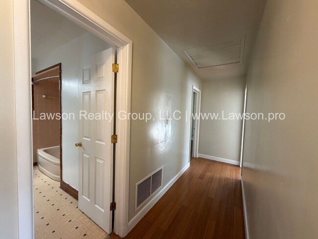 Building Photo - Beautiful Mid Century Modern Grandin Road Home