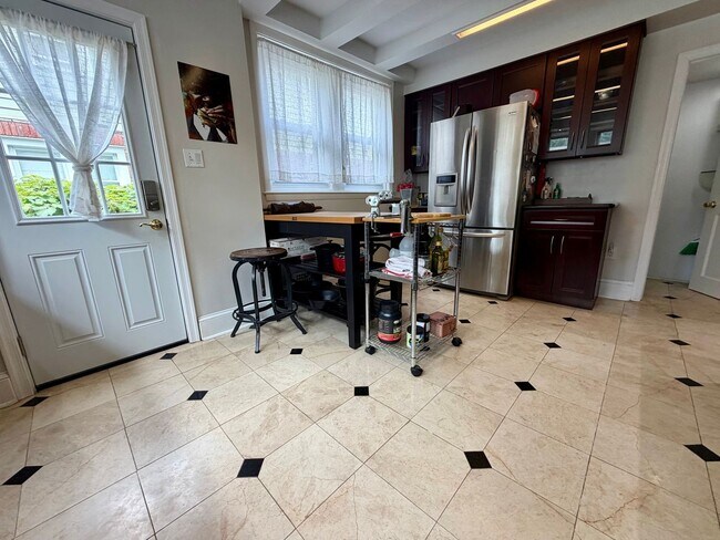 Building Photo - Stunning 4-Bed/2-Bath Home in the heart of Lansdowne! Available First Week of September!