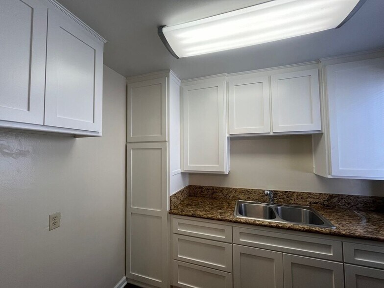 Building Photo - 132 N Maple St