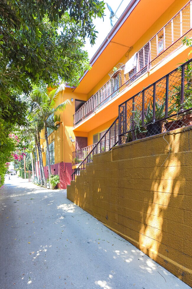 Building Photo - 4052 Chevy Chase Dr