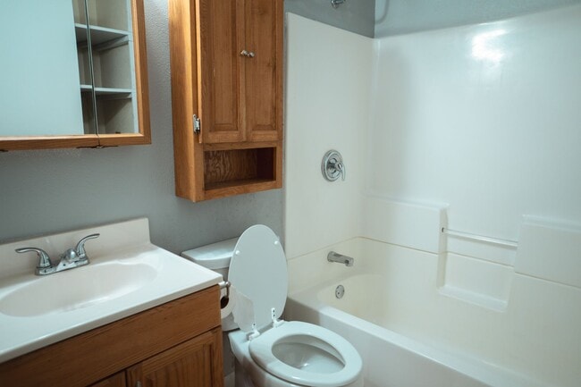 Building Photo - Gorgeous Family Home on Cul-de-Sac