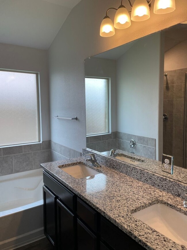 Building Photo - Available Now | Modern Single-Story 3 Bed, 2 Bath | Separate Office/Den | Big Yard | Pet Restrict...
