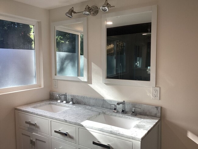 Building Photo - Desirable Soquel Location