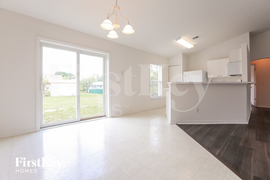 Building Photo - 11092 Vanessa Ave