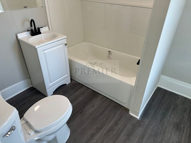 Building Photo - 304 E Monroe St Buckner MO 64016 - 4 bed/ ...