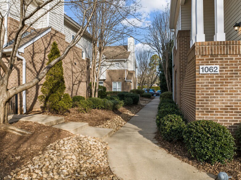 Building Photo - 1062 Washington St