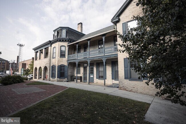 Building Photo - 261 Lincoln Way E