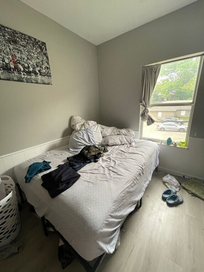 Building Photo - OSU North Campus 5 bedroom 2 bath apartment