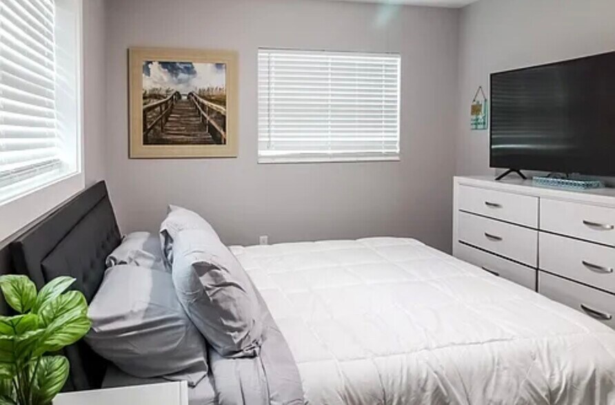 Building Photo - 3312 36th Ave W