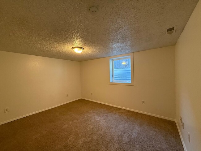 Building Photo - Charming 4 Bed, 2 Bath w/ Garage!