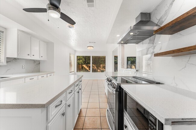 Building Photo - 33 Crystal Lake Ln