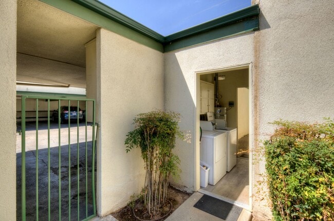 Building Photo - 5085 N Roosevelt Ave