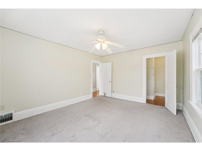 Building Photo - 661 Surrey Ave E