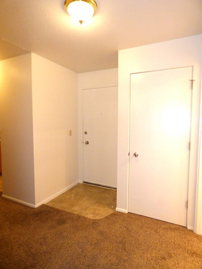Building Photo - Rent Special: 1/2 Off April's Rent!! - Downstairs 2 Bedroom Unit