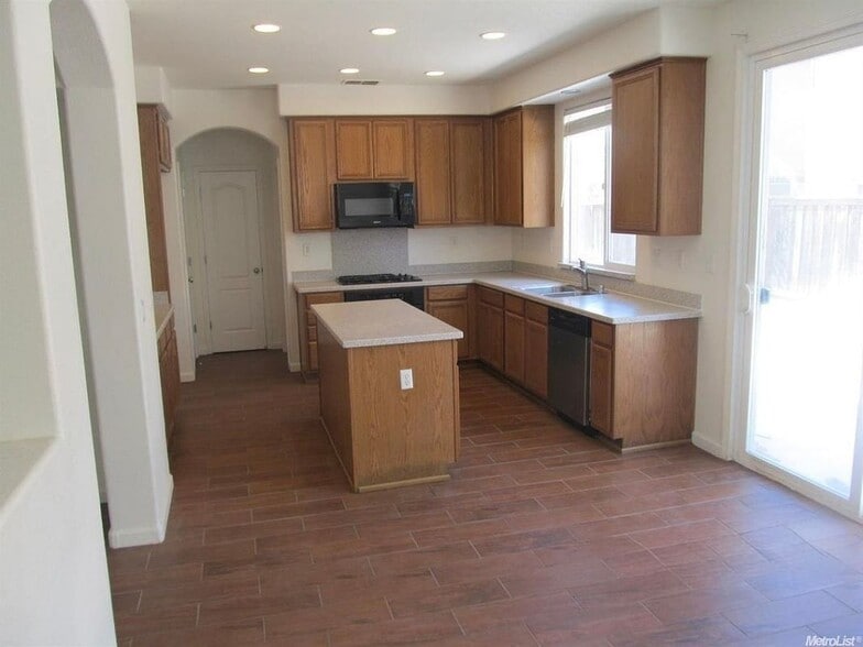 Building Photo - 233 American Farms Ave