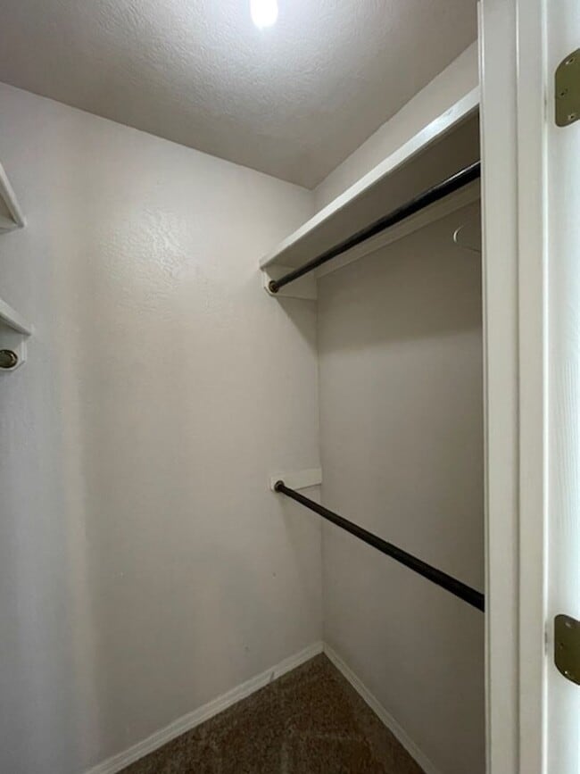 Building Photo - 4 Bedroom Home in SE Springfield!