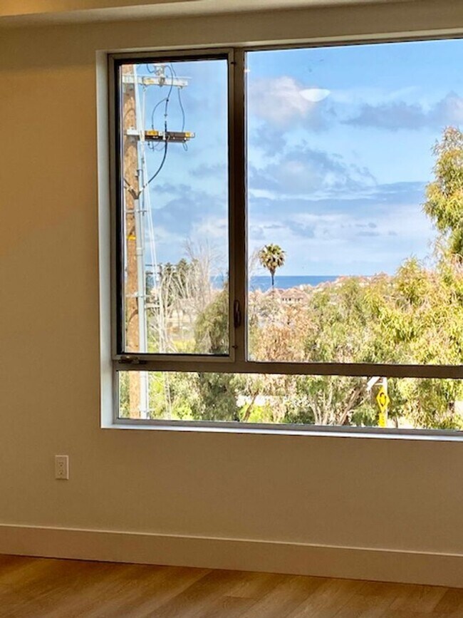 Building Photo - Enjoy The Coastal Carlsbad Village Lifestyle