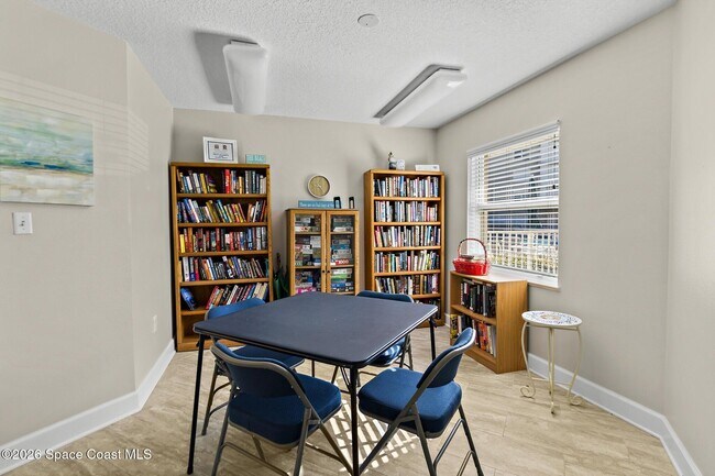 Building Photo - 601 Shorewood Dr