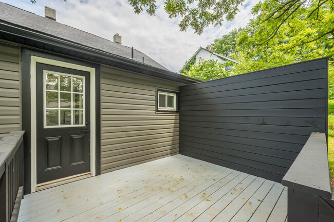 Building Photo - MOVE IN READY! FULLY RENOVATED 2-BEDROOM I...