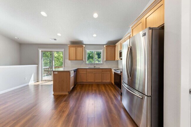 Building Photo - Spacious 4 bedroom home in Dayton