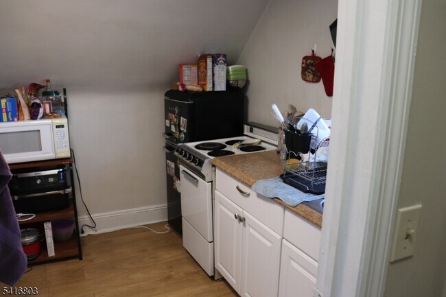 Building Photo - 327 Valley St