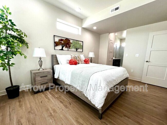 Building Photo - 1067 Claude Rd