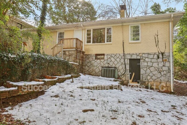 Building Photo - 1840 Camellia Dr