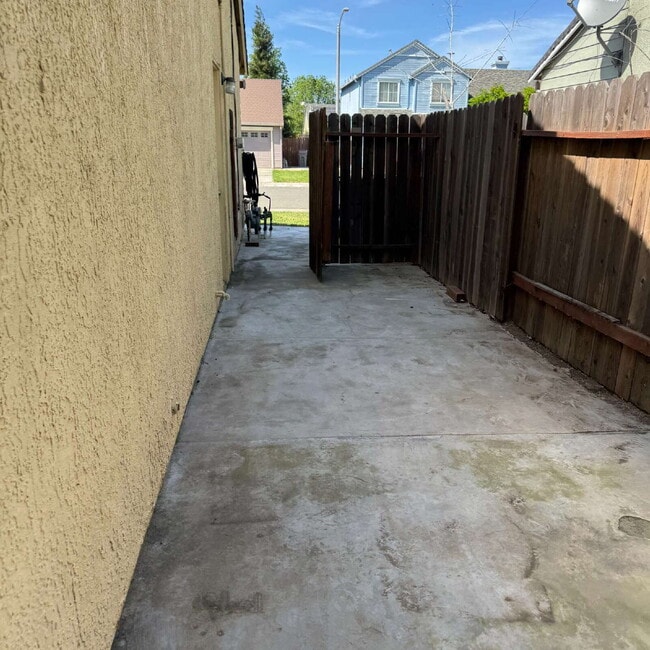 Building Photo - Great location near park and shopping