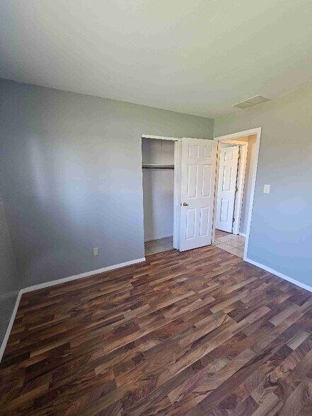 Building Photo - 5 Willow Dr